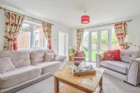 A spacious, luxury holiday home on the edge of the New Forest and the beach. Các khách sạn ở New Milton