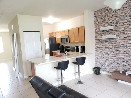 Charming 3-bedroom townhome in a beautiful community close to many attractions!