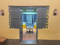 Divine Stay - Facing Krishna Janmabhoomi Temple, Mathura/Vrindavan - Sleeps 2-6