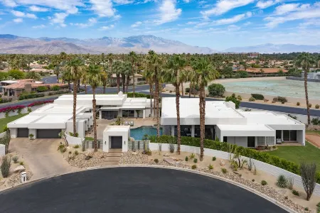 Sprawling Two Home Estate with Private Tennis Court Отели рядом с достопримечательностью «Indian Wells Golf Club»