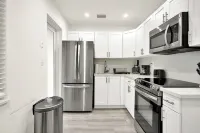 Peaceful 2BR Home w/ King Bed. Near Trendy Areas! Hotels in West Little River