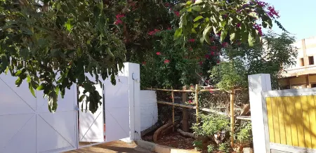 Villa Le Bonheur,  a friendly spacious, gated and fenced  house, good vibes. A b