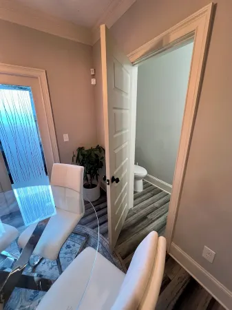 Charming 2-bedroom house in fantastic Atlanta with WiFi, AC Отели рядом с достопримечательностью «Delta Flight Museum»