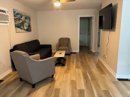 Charming 2 bedroom tourist cabin only 5 min walk from sandy shore of Balm Beach.