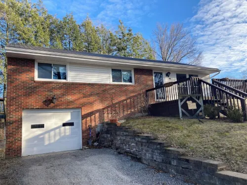 3-bedroom 1.5 bathroom house in Indiana, PA with WiFi, central AC/heat. Hotels in White Township