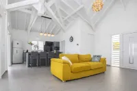 Villa Avec Piscine, Spacieuse, Calme, au Centre du Nord Grande-terre