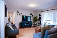 Colorful CO Home — 10 mins to DT Denver, pool table, & covered back patio! Hotel a Twin Lakes