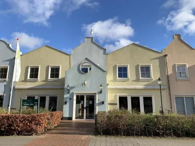 Relaxen in Mooi Vakantiehuis aan Visvijver! Huisdieren Welkom โรงแรมใน