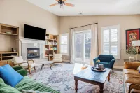 Lux 4BR Retreat Pool Hot Tub 2 Kings 2 queens Davis Sacramento NorCal