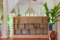 Peaceful Retreat with a Lush Garden & Open-Air Patio Hotels in Pajangan