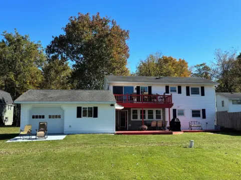 Clean 4-bedroom house with AC and WiFi in Bradford