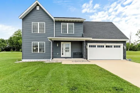 The Oasis, New! 7 beds on 1/2 acre  near Lake Geneva