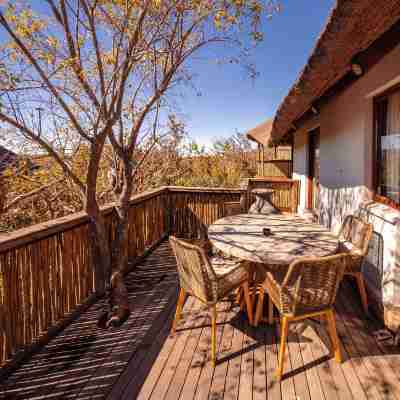 Mhondoro Safari Lodge & Villa Hotel Exterior