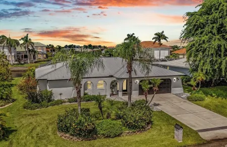 SUPERB! LOCATION! 1 BLOCK 2 FISH VILLE MODERN HOME-HEATED SALT POOL-SPA-E BIKES