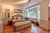 Paradise-The Whitehouse Cafe Hotels near Igloo stay sethan