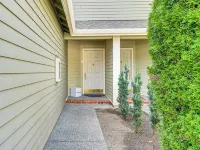 Modern Home Close to Dtwn Woodinville w/ Yard Hotels in Woodinville