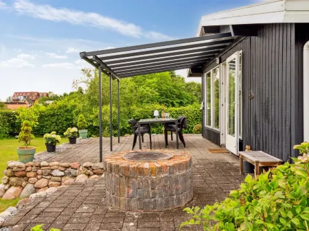 "Eweline" - 400m from the sea Отели в г. Egernsund