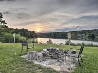Waterfront Dunlap Cottage: Large Yard + Views Hotel di Sequatchie County