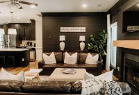Huge Charlotte Farmhouse Villa 25 minutes from downtown!