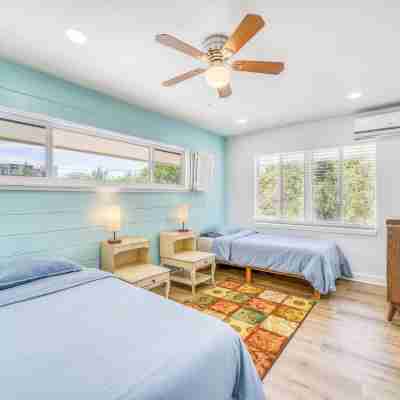 Charming 3 Bedroom Suite 200 steps to Beach, car available Rooms