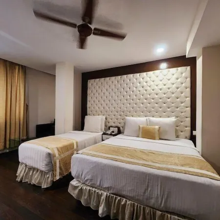 Hotel Lee International Отели рядом с достопримечательностью «Саенс Сити»