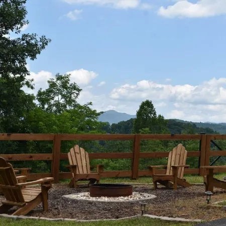 Private Retreat on 7 Acres, Mountain Views, Firepit, King Bed, Sleeps 6.
