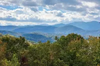 Robbinsville Vacation Rental w/ Covered Balcony - Wifi