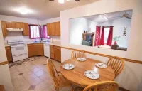 •Vibrant 4 bedroom house 2 king beds in Ankeny•