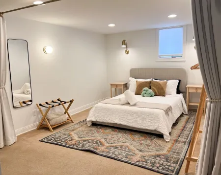 Lower East Side - 3 bed, 2 bathroom, 2 private parking spots Отели рядом с достопримечательностью «UWM English as a Second Language Program»