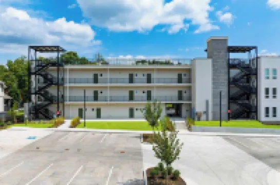 Colorful 4BR w/ Artful Design, Dining & Easy Access to Broadway The Bloom House by Avantstay