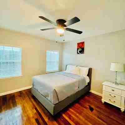Cozy 2-bedroom townhome in charming Dallas with WiFi, AC Rooms