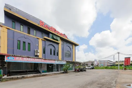 RedDoorz Near Rsud Embung Fatimah Batam Отели рядом с достопримечательностью «Kumala Shipyard»