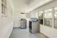 Sunny Turlock Cottage Walk to Downtown! - 3 estrellas