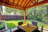 Modern Retreat w/ Backyard on Fossil Creek - 주차장