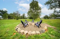 Walk to Lake Erie: Sleek Retreat w/ Screened Patio - Boutique