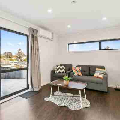 Modern 1BR Flat, Private Entry, Full Kitchen-30 minutes' drive to Wellington CBD Rooms