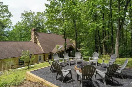 Large updated home with Game Room, Theater, hot tub and fire pit on Bryce Resort Отели в г. Басай