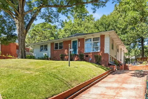 Spacious home near downtown 費耶特維爾住宿飯店