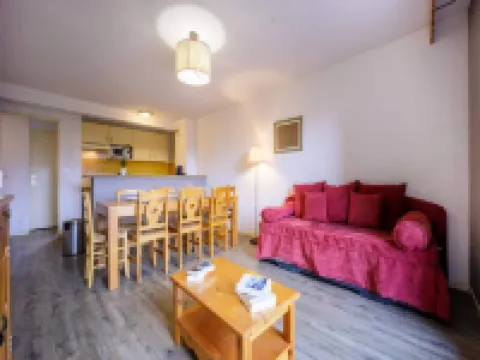 4 Rooms for 10 People