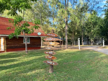 The Golden View Resort Suan Phueng Отели в г. Суан Пхынг