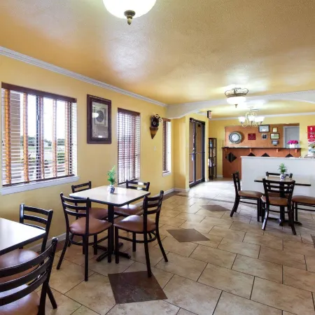 Econo Lodge Inn & Suites Downtown Northeast Near Fort Sam Houston
