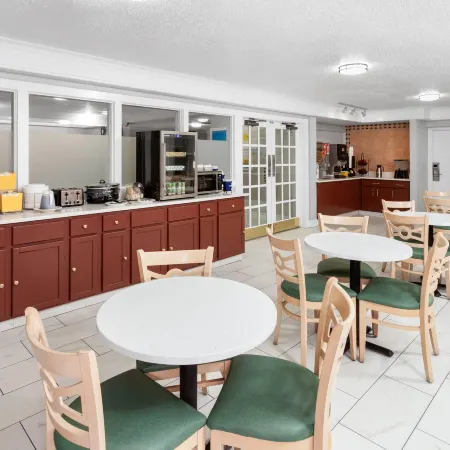 Days Inn & Suites by Wyndham Arlington Heights