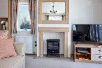 2-Bed Lodge Sleeps 4 - Pet Welcome - Fireplace - Homestays