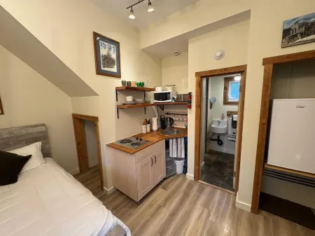 Located in Downtown Whitehorse - Basekamp Отели в г. Юкон