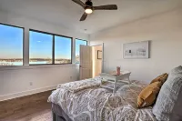 Entire Home w/ Lake Granbury Views + Game Room! - Balkon