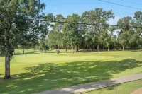 Tranquil Treehouse Loft - Golf Course Views
