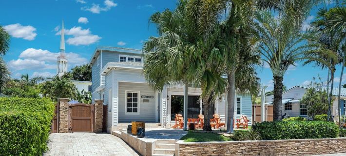 Charming Delray Beach House -Steps to Beach & Atlantic Avenue! VIP Beach Passes! Hotels in Delray Beach