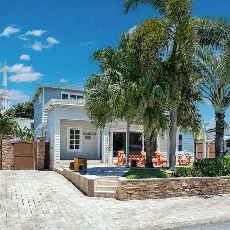 Charming Delray Beach House -Steps to Beach & Atlantic Avenue! VIP Beach Passes!