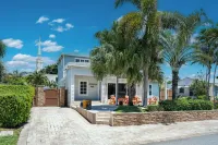Charming Delray Beach House -Steps to Beach & Atlantic Avenue! VIP Beach Passes!
