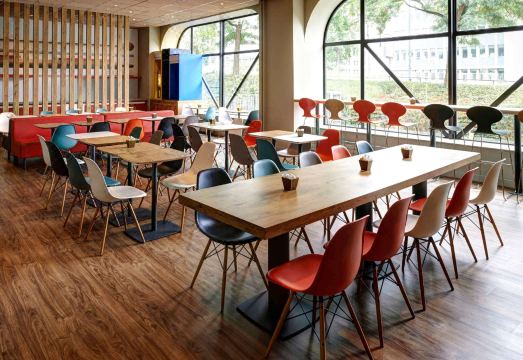 4. 이비스 스트라스..